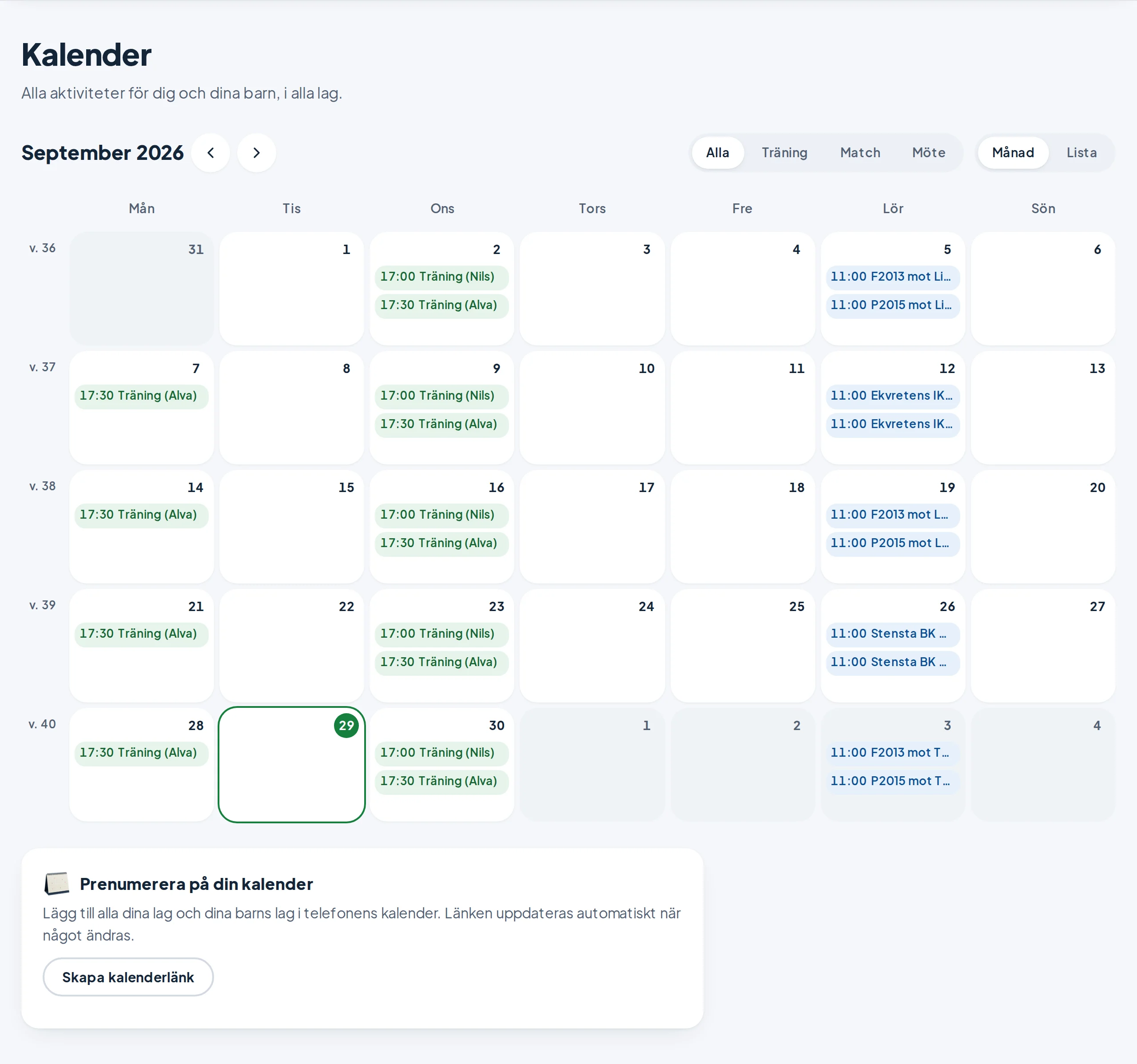 En förälders kalender i KLUBB|hantering. Träningar och matcher för två barn i olika lag syns i samma månadsvy.